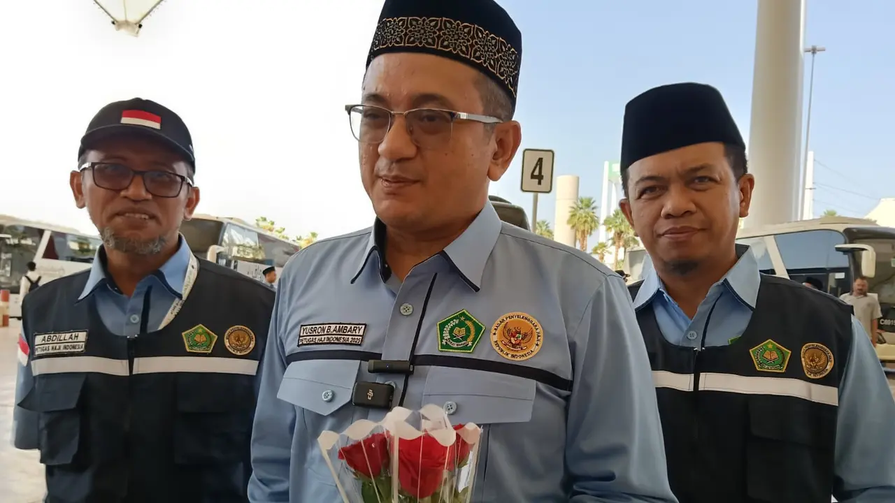 Konjen RI di Jeddah Yusron B. Ambary didampingi Wakil Daker Bandara Abdillah Muhammad dan Stah Ahli Menteri Agama Bunyamin M. Yapid di Bandara Internasional King Abdulaziz setelah menyambut kedatangan jemaah gelombang II, Sabtu, 17 Mei 2025. (dok. Liputan