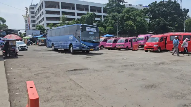 Kondisi akses jalan rusak yang banyak dikeluhkan warga dan sopir angkot di Terminal Terpadu Depok.