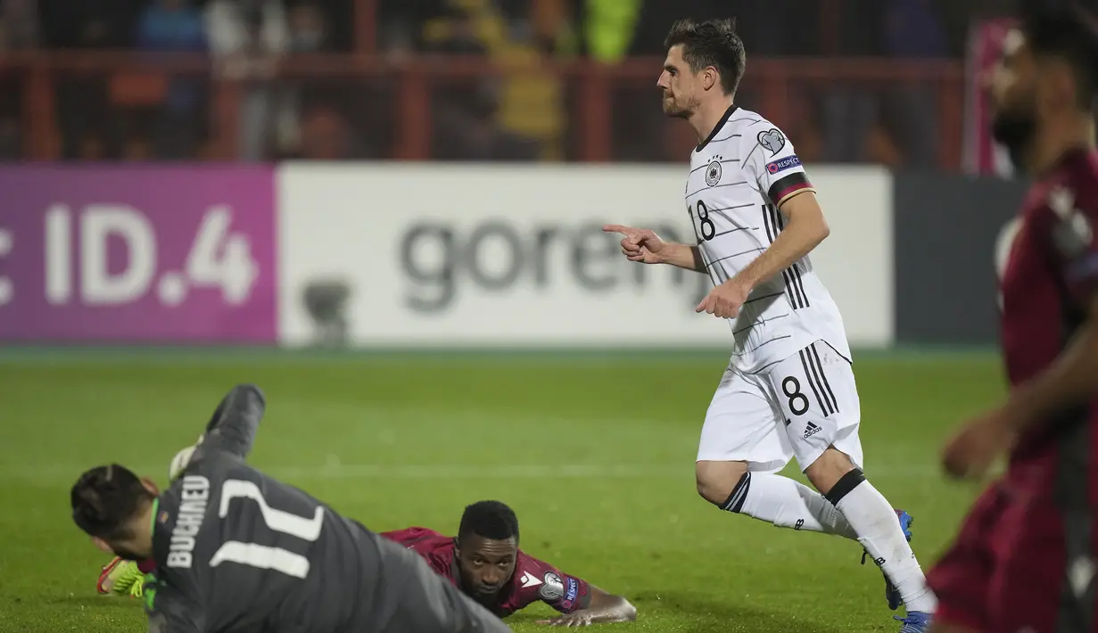 Jerman kembali menjauh dengan unggul 4-1 pada menit ke-64. Jonas Hofmann berhasil memanfaatkan blunder yang dibuat Henrikh Mkhitaryan. Ia berhasil memotong umpan Mkhitaryan yang terlalu lemah di daerah pertahanan sendiri, dan langsung melepaskan tembakan ke gawang. (AP/Pavel Golovkin)