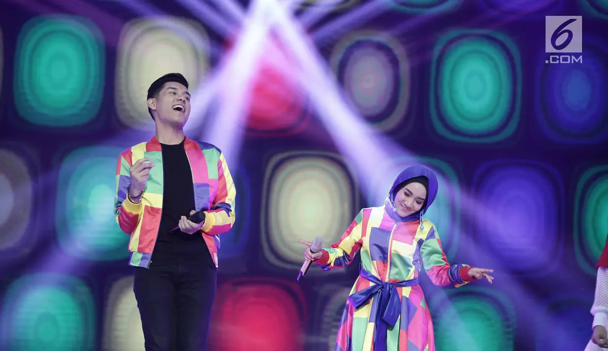 Aksi panggung penyanyi Jaz saat berduet dengan Fatin dalam acara SCTV Music Award 2018 di Studio 6 Emtek, Jakarta, Jumat (27/4). SCTV Music Awards 2018 adalah ajang penghargaan bagi para musisi tanah air. (Liputan6.com/Faizal Fanani)