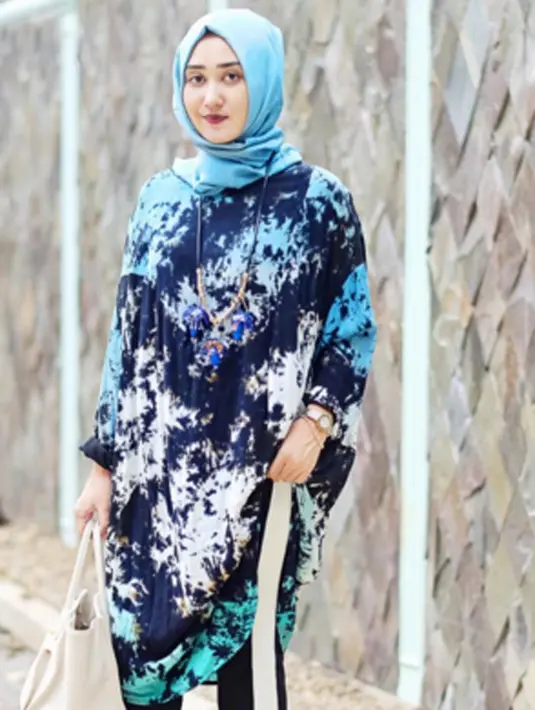 Dian Pelangi, wanita yang bergelut dibidang fashion ini tak mau ketinggalan. Gaya khasnya yang begitu klasik berhasil merangkum gaya hijabers yang ingin terkesal mewah namun elegan. (via instagram@dianpelangi/Bintang.com)