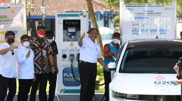 Menko Luhut meresmikan stasiun pengisian kendaraan listrik umum (SPKLU)  PT PLN (Persero) di Candi Borobudur dan Candi Prambanan