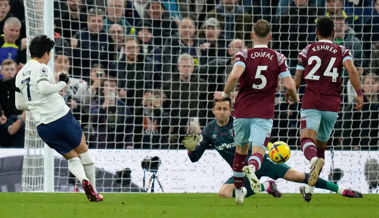 <p>Pemain Tottenham Hotspur Son Heung-min (kiri) mencetak gol ke gawang West Ham United pada pertandingan sepak bola Liga Inggris di Stadion Tottenham Hotspur, London, Inggris, 19 Februari 2023. Tottenham Hotspur mengalahkan West Ham United dengan skor 2-0. (AP Photo/Kirsty Wigglesworth)</p>