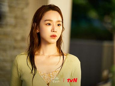 Still cut Shin Hye Sun di See You In My 19th Life (Foto: tvN via Soompi)