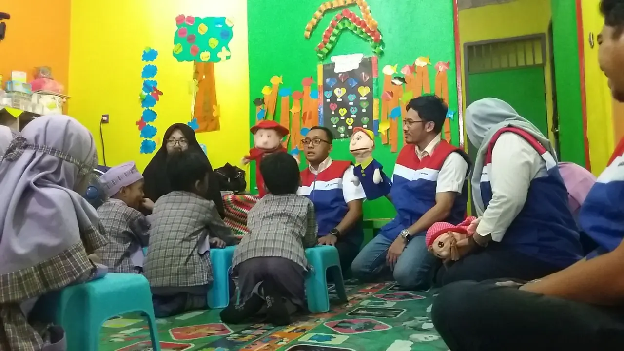 Murid-murid TK Pegayon di Jalan Komplek Puri Gading, Pondok Melati, Kota Bekasi, Jawa Barat.