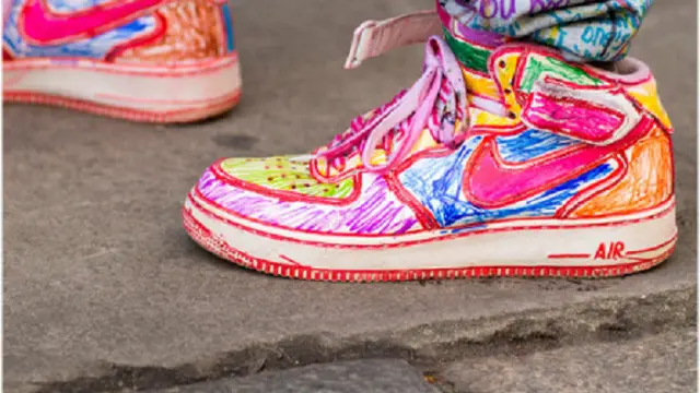 [Bintang] Upgrade Penampilan Sneakers Lama dengan Coretan Gambar yang Aesthetic