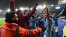 Para pemain Manchester City merayakan kemenangan bersama fans usai kalahkan Leicester City pada laga Piala Liga Inggris di King Power Stadium, Leicester, (19/12/2017). Manchester City menang lewati penalti  4-3. (AFP/Paul Ellis)