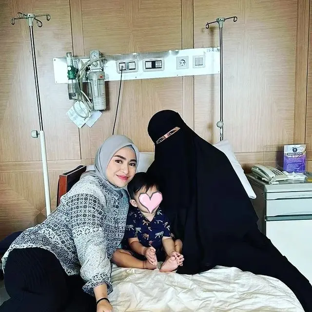 Curhat Sambil Nangis Sebelum Lepas Hijab, Ini 6 Potret Nathalie Holscher dan Umi Pipik