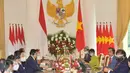Presiden Joko Widodo (kanan) melakukan pertemuan bilateral dengan Perdana Menteri (PM) Vietnam Pham Minh Chinh (kiri) di Istana Kepresidenan Bogor, Jawa Barat, Jumat (23/4/2021). Pertemuan bilateral tersebut untuk membahas kerja sama antara kedua negara. (FOTO: Biro Pers Kepresidenan)