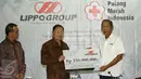 Chairman and Founder Lippo Group Mochtar Riady, memberikan bantuan sebesar Rp 250 juta dan barang senilai Rp 250 juta kepada Pelaksana Harian (Plh) Ketua Umum PMI Ginandjar Kartasasmita (kanan) di Gedung PMI Jakarta, Kamis (8/12). (Liputan6.com)