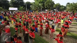 Antusias para peserta flash mob tari tradisional pendet asal Bali di Museum Nasional Indonesia, Jakarta, Sabtu (23/4). Kegiatan ini menyambut peringatan ulang tahun Museum Nasional Indonesia pada 24 April 2016 (Liputan6.com/Angga Yuniar)