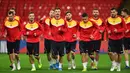 Para pemain Montenegro melakukan pemanasan saat mengikuti sesi latihan tim di Stadion Wembley, London (13/11/2019). Montenegro akan bertanding melawan Inggris pada Grup A Kualifikasi Piala Eropa 2020 di Wembley pada 15 November 2019. (AFP Photo/Glyn Kirk)