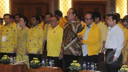 Ketum Golkar versi Munas Bali Aburizal Bakrie didampingi Sekjen Golkar Idrus Marham (ketiga kiri), Wakil Ketum Golkar Theo L Sambuaga (ketiga kanan) menghadiri rapat konsultasi nasional Golkar, Jakarta, Selasa (10/3). (Liputan6.com/Herman Zakharia)