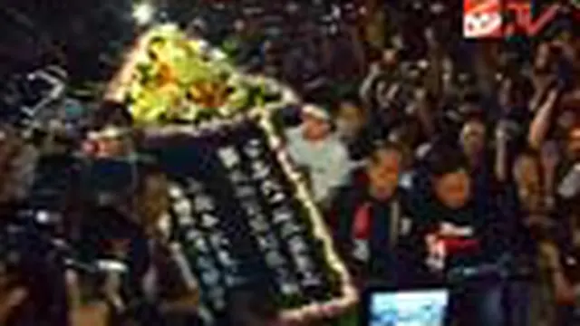 Warga Hongkong memperingati Tragedi Lapangan Tiananmen dengan doa bersama dan menyalakan lilin di Lapangan Victoria, Hongkong.