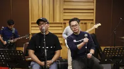 "Kita nanti bikin sendiri, masing-masing. ada yang kita duet, ada. Tapi lebih jelasnya, nonton aja ya," ujar Fandy. Kerispatih Latihan Bareng Sammy Simorangkir untuk Konser Gen-P Generasi Pesta, Rabu (19/7/2023).