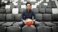 Ketua Panitia Pelaksana Lokal Piala Dunia Basket 2023, Gerardus Budisatrio Djiwandono berpose di depan fotografer setelah melakukan sesi wawancara di Indonesia Arena, Senayan, Jakarta, Selasa (25/07/2023). (Bola.com/Bagaskara Lazuardi)