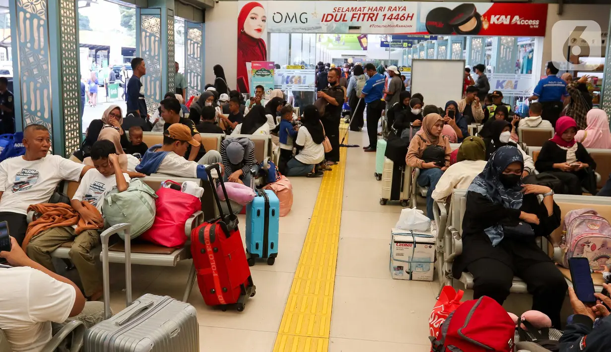 Pada Rabu (26/3/2025), Stasiun Gambir, Jakarta mencatat angka keberangkatan sekitar 98 persen dari kapasitas 21.252 tiket yang dijual. (Liputan6.com/Herman Zakharia)