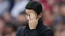 Reaksi kecewa pelatih Arsenal, Mikel Arteta setelah timnya tertinggal dua gol dari Aston Villa pada laga pekan ke-33 Premier League 2023/2024 di Emirates Stadium, London, Minggu (14/4/2024). (AFP/Adrian Dennis)
