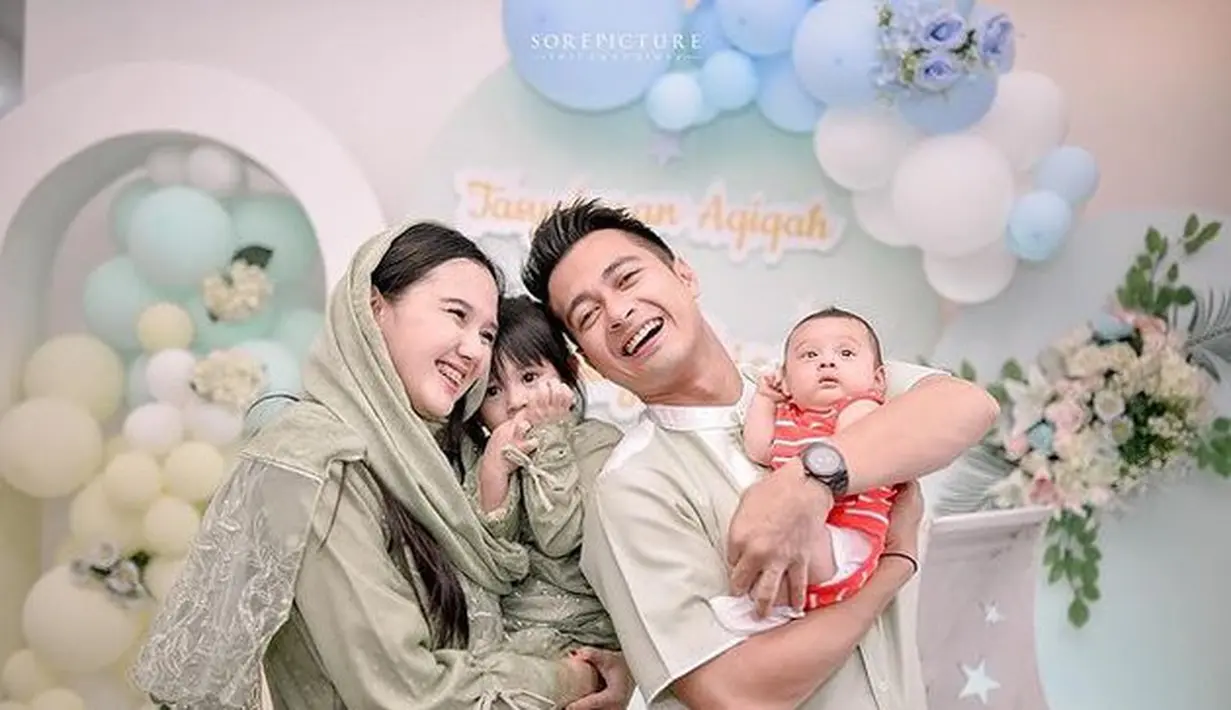 Meski tak terlihat, anak kedua mereka yakni Khan Gionino juga tentunya ikut hadir di acara bahagia tersebut. Yup, kini pasangan Eza Gionino dan sang istri punya tiga orang anak. (SORE PICTURE)
