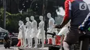 Puluhan boneka maneken dipajang di Bundaran Hotel Indonesia (HI), Jakarta, Minggu (15/11/2020). Boneka maneken tersebut sebagai bentuk "Mengenang Korban Kecelakaan Lalu Lintas 2020" serta kampanye agar masyarakat lebih berhati -hati dan tertib berlalu lintas. (Liputan6.com/Johan Tallo)