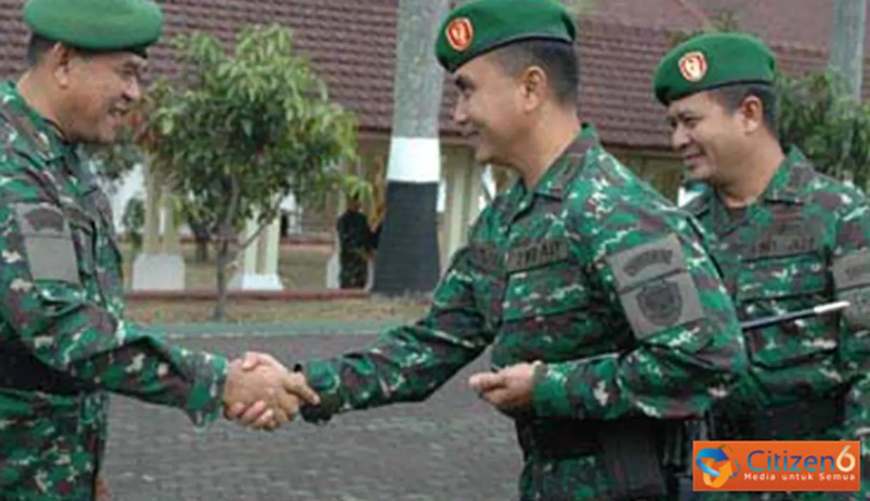 Citizen6, Bandung: Kasdam III/Siliwangi Brigjen TNI Sudirman Kadir memimpin acara halal bihalal bersama dengan prajurit dan PNS Kodam III/Siliwangi di lapangan upacara Makodam III/Siliwangi Jalan Aceh 69 Bandung, Senin (27/8). (Pengirim: Pendam3)