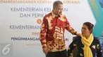 Menteri Pariwisata Arief Yahya berbincang dengan Menteri Kelautan dan Perikanan Susi Pudjiastuti saat menghadiri penandatanganan kerja sama pengembangan wisata bahari antara Kemenpar dan KKP di Jakarta, Selasa (7/2). (Liputan6.com/Immanuel Antonius)
