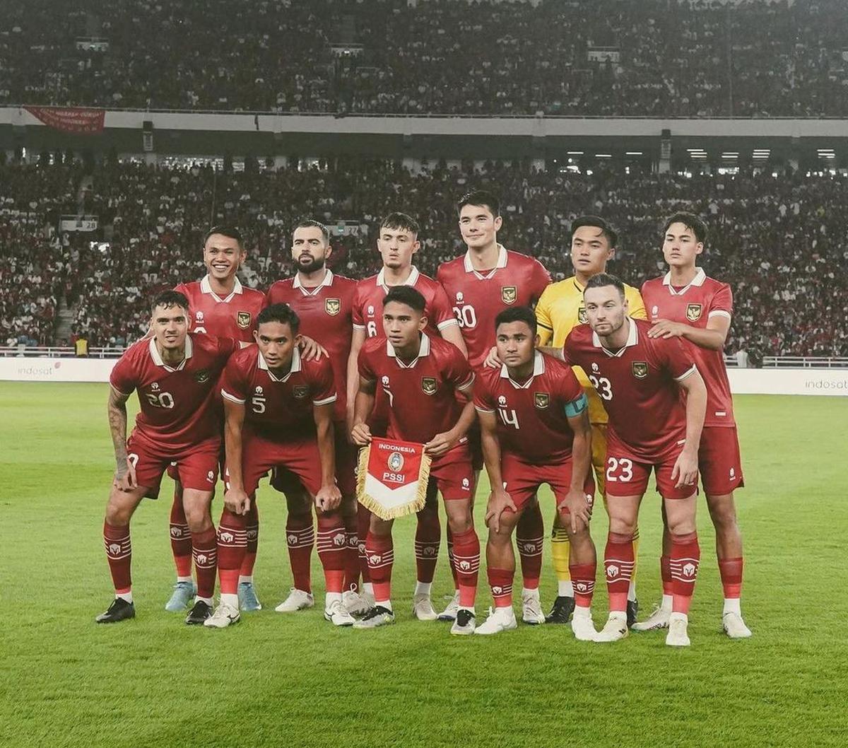 Nama Asnawi jadi trending di Twitter usai tampil apik saat memperkuat Indonesia pada FIFA Matchday melawan Argentina, Senin (19/6).
Kapten skuad Garuda itu tampil ngotot hingga membuat winger Argentina, Garnacho tak bisa berbuat banyak.