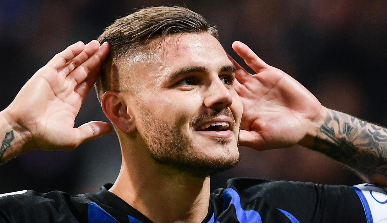 Striker Inter Milan, Mauro Icardi, merayakan gol yang dicetaknya ke gawang AC Milan pada laga Serie A Italia di Stadion San Siro, Milan, Minggu (21/10). Inter menang 1-0 atas Milan. (AFP/Marco Bertorello)