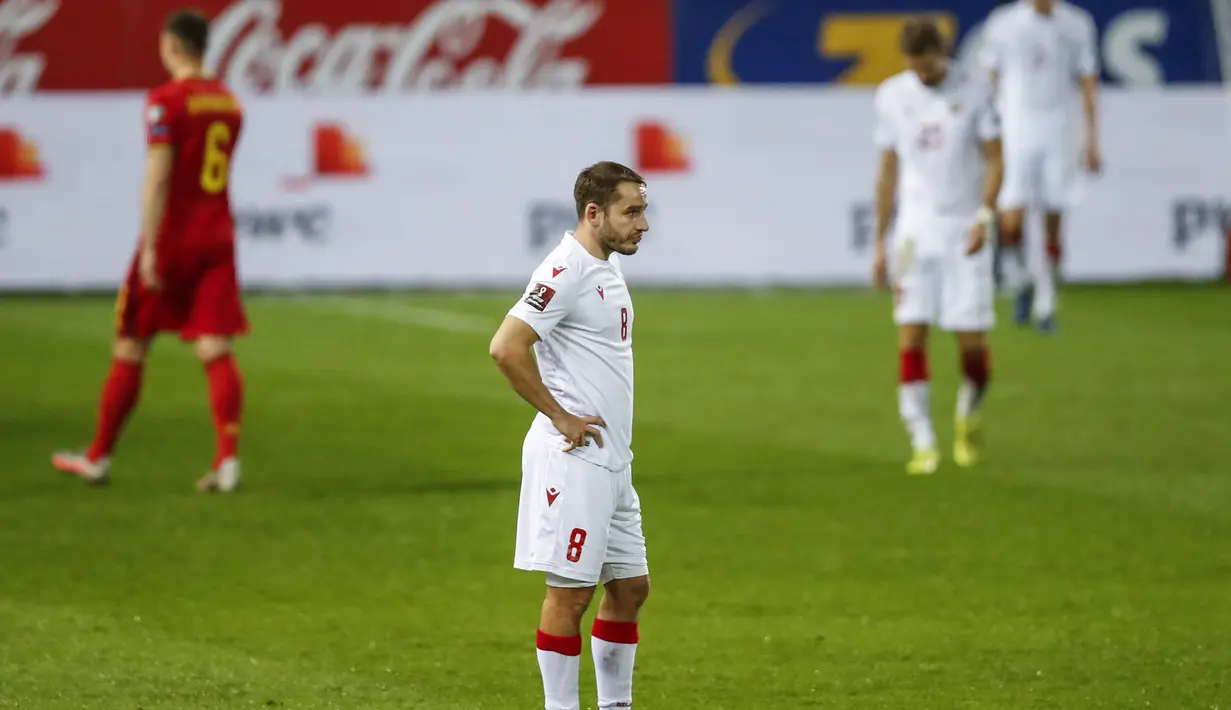 Ekspresi kecewa gelandang Belarusia, Pavel Savitski usai kebobolan gol keenam oleh Belgia dalam laga Kualifikasi Piala Dunia 2022 Zona Eropa Grup E di King Power Stadium, Belgia, Selasa (30/3/2021). Belarusia kalah 0-8 dari Belgia. (AP/Francisco Seco)