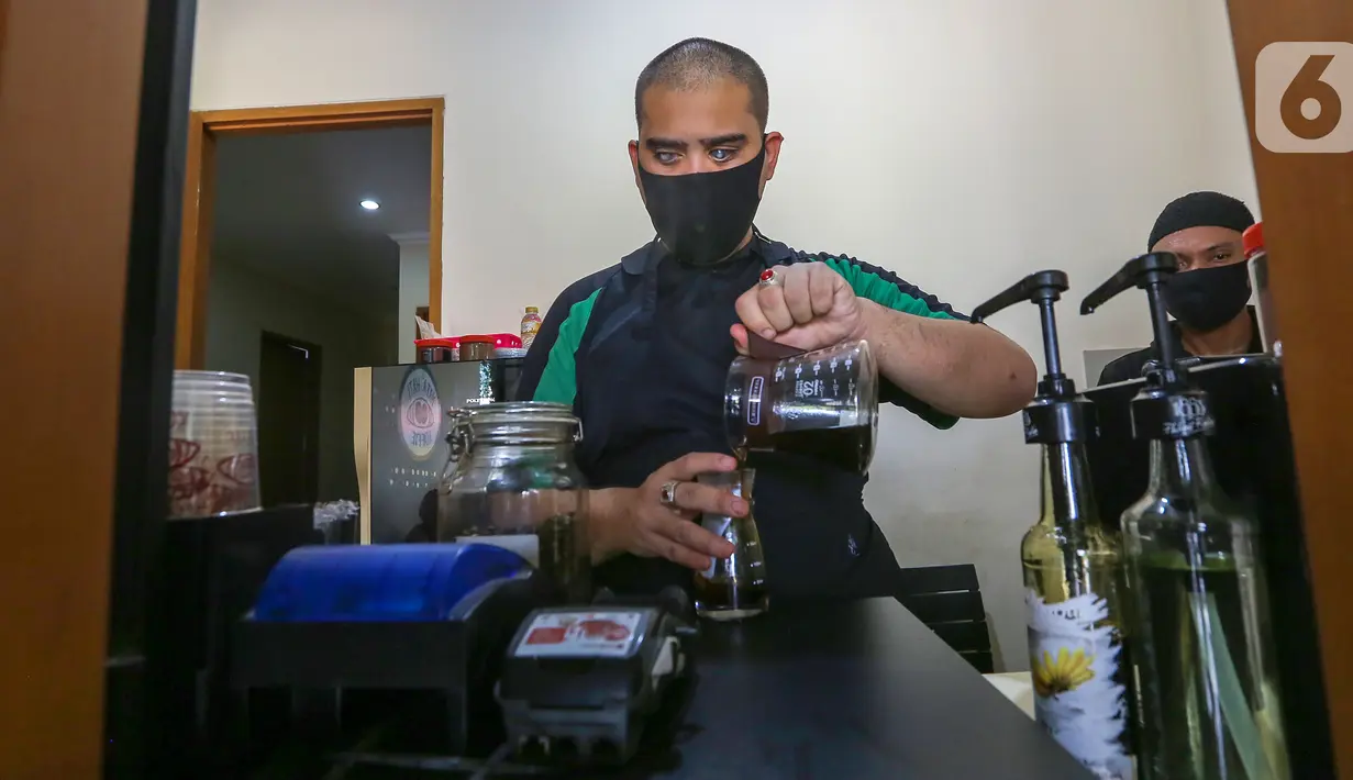 Barista tunanetra Ahmad Hilmy Almusawa (22) membuat kopi dengan teknik V60 di Mata Hati Koffie, Pondok Cabe, Tangerang Selatan, Selasa (21/7/2020). Hilmy yang masih kuliah di UMJ mengoperasikan mesin pembuat kopi hingga melayani tamu. (Liputan6.com/Fery Pradolo)