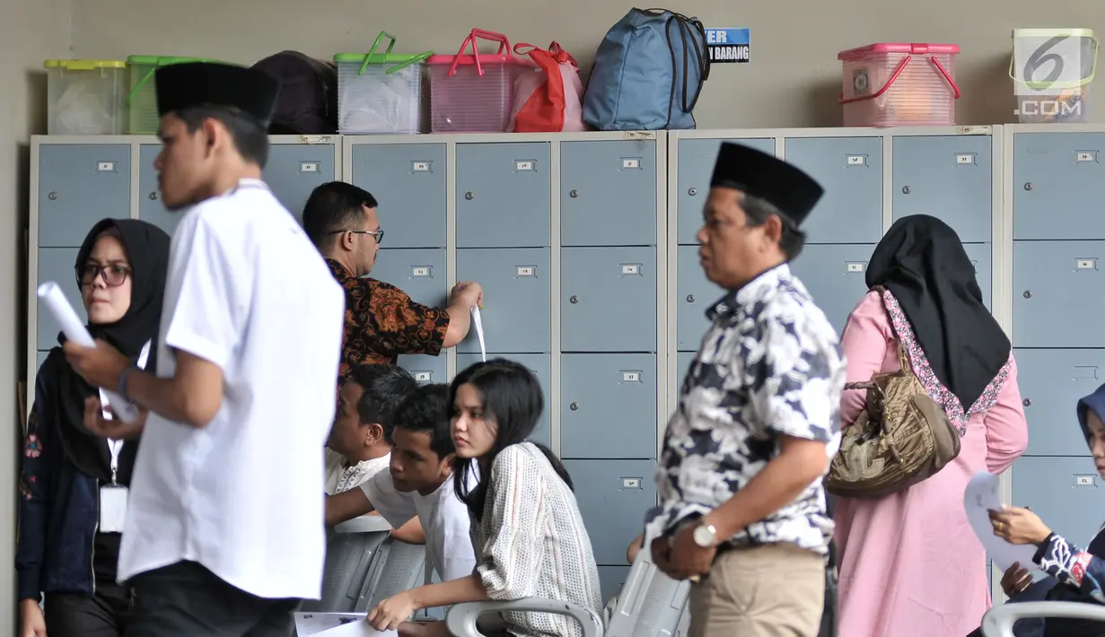 Pengunjung antre saat proses registrasi untuk menjenguk keluarga dan kerabatnya di Rumah Tahanan Kelas I Jakarta Timur Cabang Rutan KPK, Rabu (22/8). (Merdeka.com/Iqbal Nugroho)