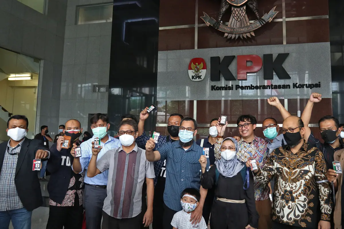 FOTO: Momen Novel Baswedan dkk Tinggalkan Gedung Merah Putih KPK