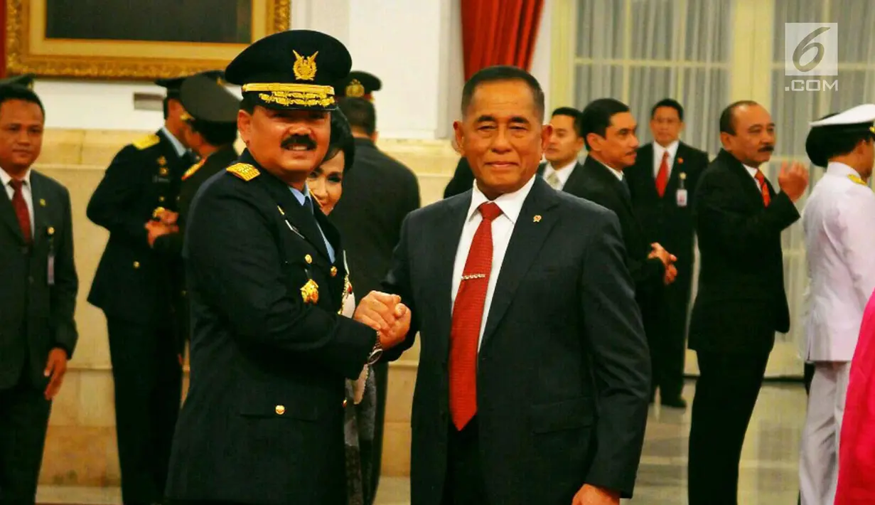 Menteri Pertahanan Ryamizard Ryacudu bersalaman dengan KSAU Hadi Tjahjanto di Istana Negara, Jakarta, Rabu (18/1) lalu. Setelah lulus AAU, Hadi mengawali kariernya di Skadron Udara 4 di Lanud Abdulrachman Saleh, Malang, Jatim. (Liputan6.com/Angga Yuniar)