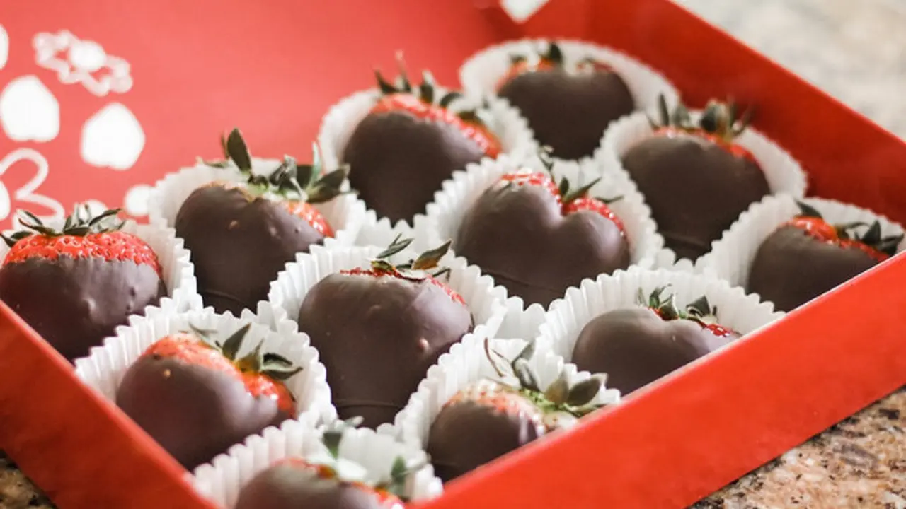 Ilustrasi stoberi dibalut cokelat. (Unsplash/Jessica Johnston)