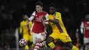 Lagi-lagi Crystal Palace memiliki peluang emas. Kali ini sepakan Odsonne Edouard (kanan) pada menit ke-35 usai menerima umpan Tyrick Mitchell masih belum tepat sasaran. (AP/Alastair Grant)