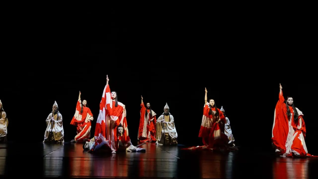 Pertunjukan Teater Dionysus Perpaduan Tiga Bahasa dan Budaya