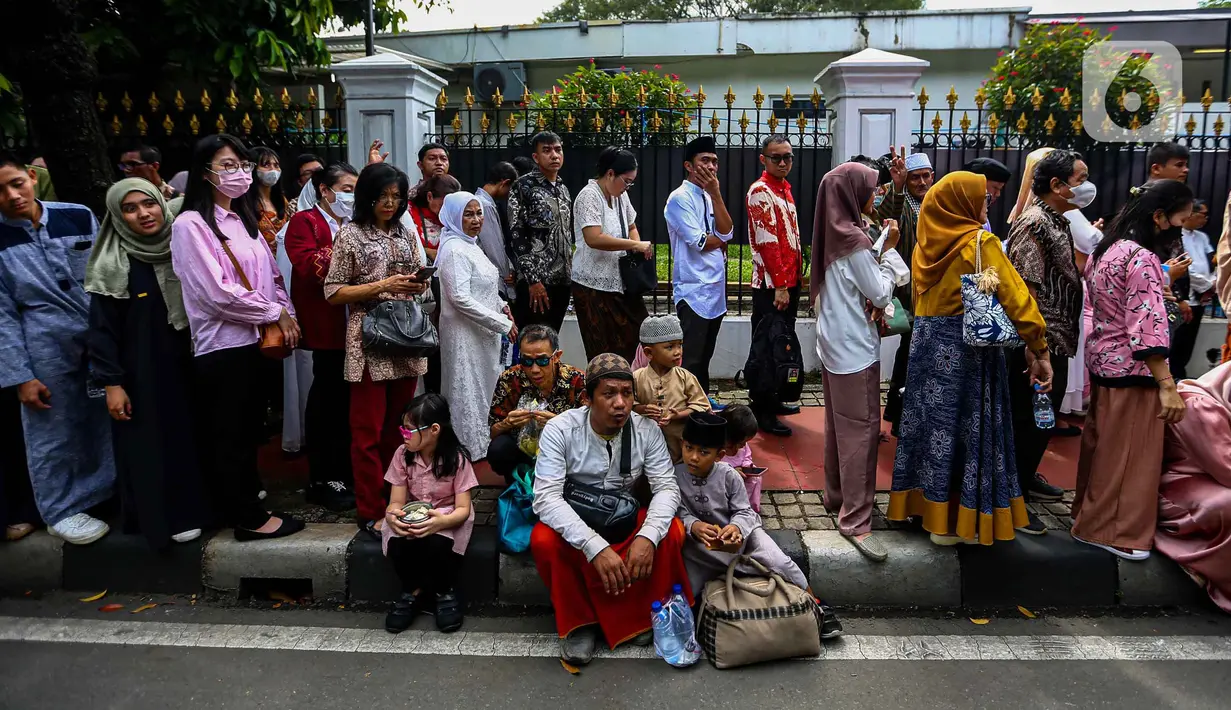 Sejumlah hidangan dihadirkan untuk memeriahkan acara open house yang diikuti masyarakat. (Liputan6.com/Angga Yuniar)