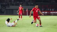 Pemain Timnas Indonesia, Asnawi Mangkualam Bahar berusaha melewati pemain Filipina pada laga Grup B Piala AFF 2024 yang berlangsung di Stadion Manahan, Solo, Jawa Tengah, Sabtu (21/12/2024). (Bola.com/Abdul Aziz)