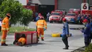 Petugas pemadam kebakaran melakukan simulasi penyelamatan saat kompetisi Fire Safety Challenge di Kantor Dinas Penanggulangan Kebakaran dan Penyelamatan Pemprov DKI Jakarta, Rabu (2/6/2021). Ini rangka pembinaan keterampilan petugas dalam upaya pemadaman dan penyelamatan. (Liputan6.com/FaizalFanani)