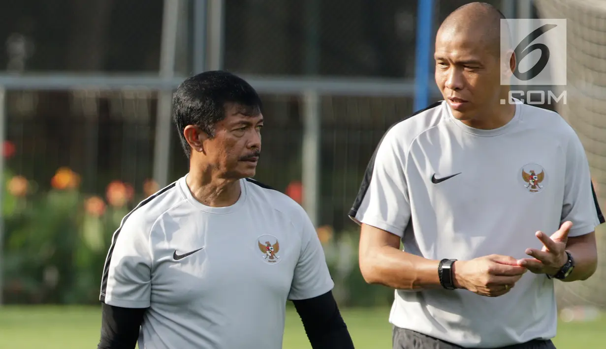 Pelatih Timnas Indonesia U-22, Indra Sjafri, berbincang dengan para staf saat latihan di Lapangan ABC, Senayan, Jakarta, Jumat (11/1). Latihan sekaligus seleksi pemain ini untuk persiapan turnamen Piala AFF U-22. (Bola.com/M Iqbal Ichsan)