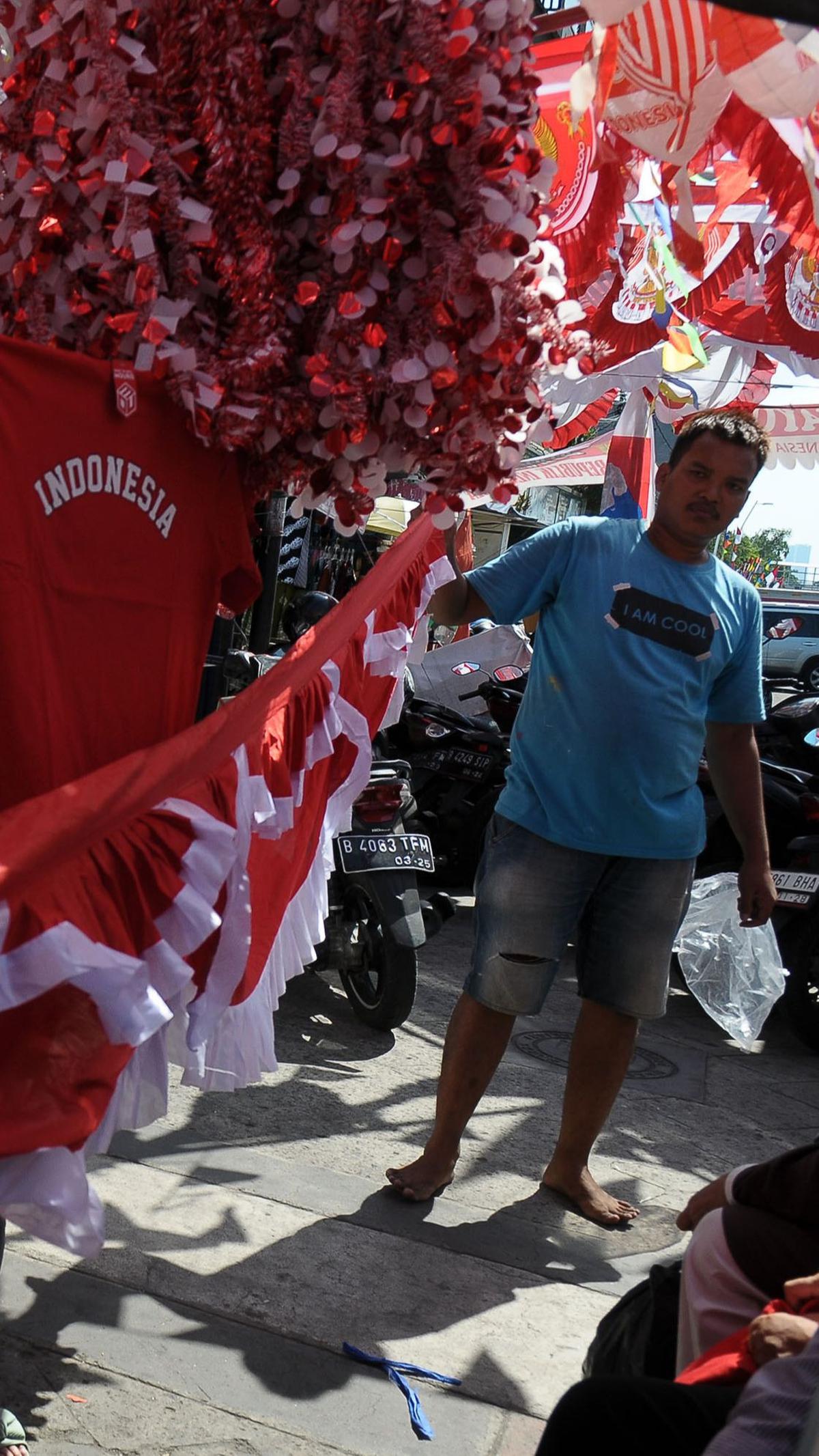 Awal bulan Agustus ini menjadi persiapan bagi warga untuk menyambut HUT Kemerdekaan RI dengan mulai memasang bendera dan aksesoris merah putih lainnya.