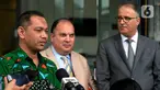 Wakil Ketua KPK Nurul Ghufron (kiri) bersama Duta Besar Tunisia untuk Indoensia Riadh Dridi (kanan) dan Wakil Konsulat Tunisia, Chaouki Moutley seusai melakukan pertemuan di Gedung KPK, Jakarta, Rabu (11/3/2020). Pertemuan membahas kerja sama terkait penanganan korupsi. (merdeka.com/Dwi Narwoko)
