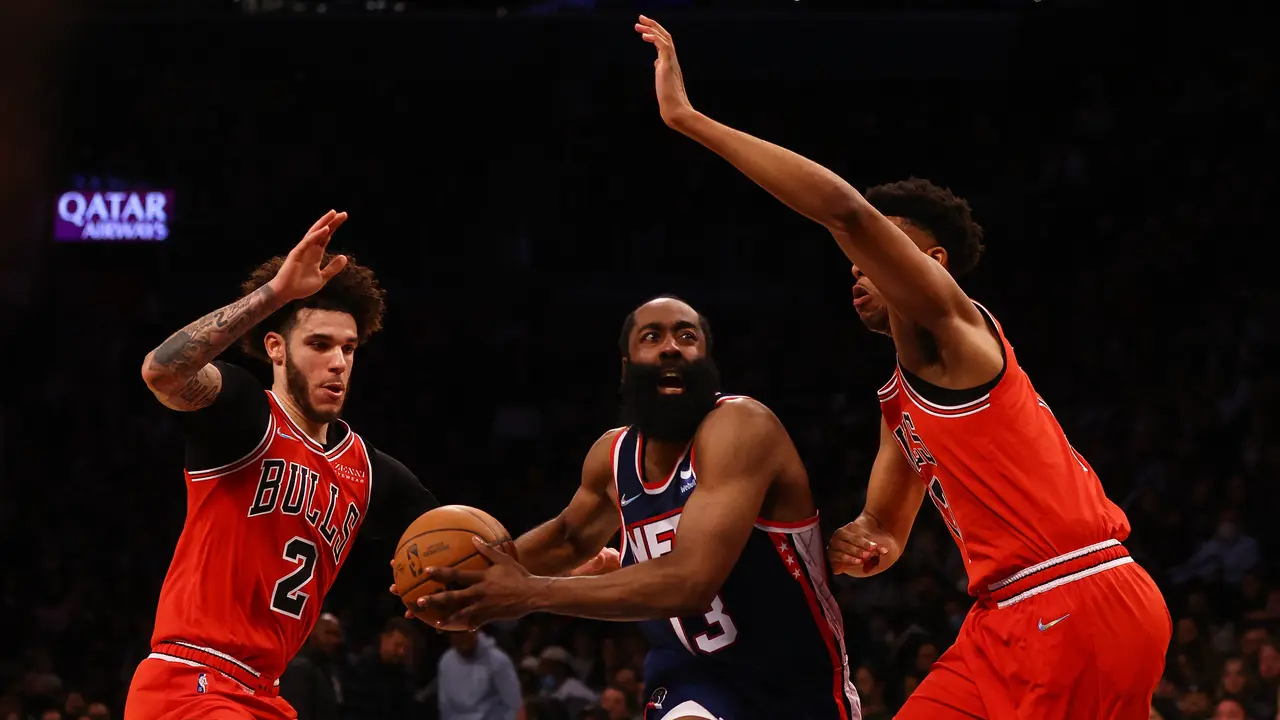 James Harden (tengah) tak berdaya menghadapi penjagaan pemain Chicago Bulls di lanjutan NBA