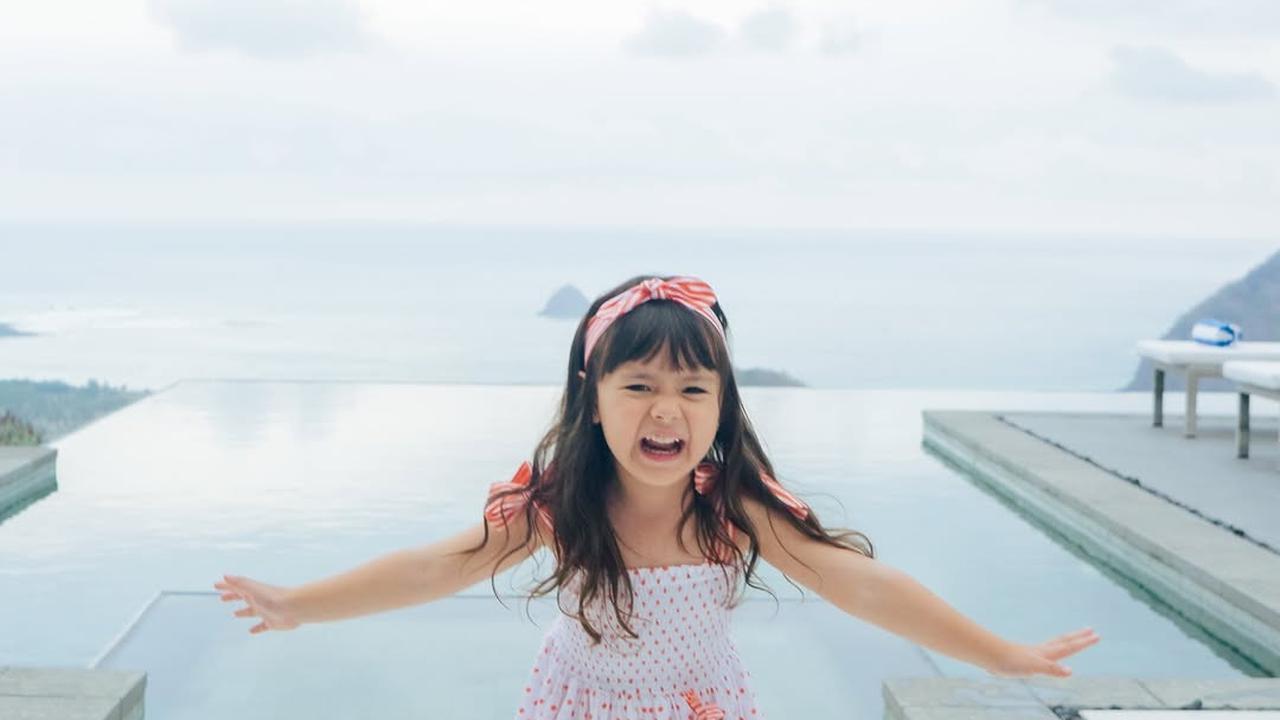 Potret Gemas dan Lucunya Chloe, Anak Asmirandah yang Sudah Pintar Pose