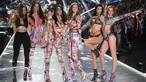 Model Barbara Palvin, Yasmin Wijnaldum, Winnie Harlow, Gigi Hadid, Kendall Jenner dan Alexina Graham berpose di atas catwalk selama Victoria's Secret Fashion Show 2018 di Pier 94 di New York, AS (8/11). (AP Photo/Evan Agostini)