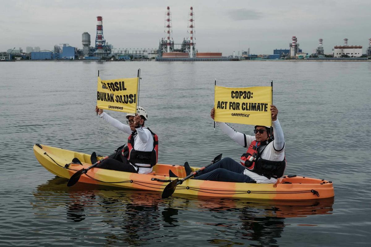 FOTO: Aksi Aktivis  Greenpeace di PLTU Muara Karang Soroti Arah Kebijakan Energi Indonesia
