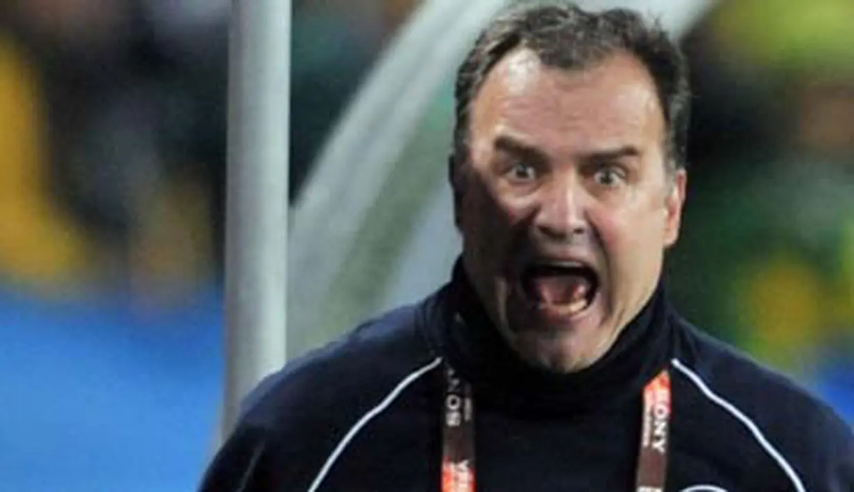 Gaya pelatih Cile Marcelo Bielsa sat memberi instruksi kepada para pemainnya di laga 16 besar PD 2010 lawan Brasil di Soccer City, 28 Juni 2010. AFP PHOTO / MARTIN BERNETTI 