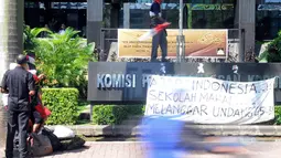 Pendemo yang beranggotakan sekeluarga ini menginginkan KPK bisa mencari kasus korupsi soal pendidikan dan negara yang menjanjikan sekolah gratis, Jakarta, Senin (14/7/14). (Liputan6.com/Faisal R Syam)