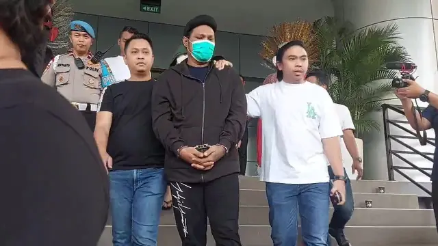 Virgoun digiring polisi keluar dari Gedung Utama Polres Metro Jakarta Barat, Jumat (21/6/2024).