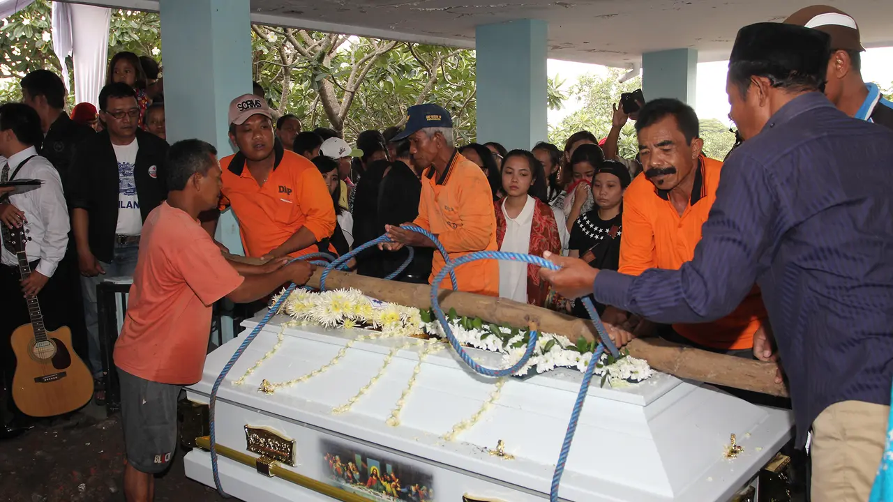 Isak Tangis Iringi Pemakaman Djudjuk Srimulat